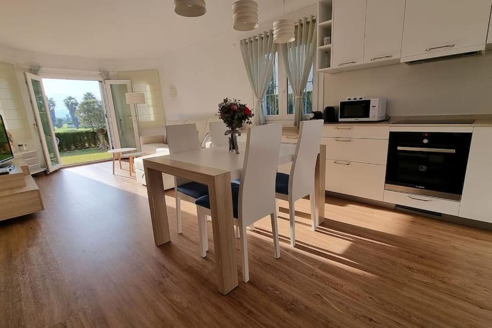 Kitchen or kitchenette, Dining area, minibar, pet friendly, stove, toaster