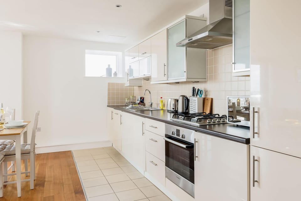 Coffee/tea facilities, Kitchen or kitchenette, Dining area, dishwasher, oven, stove, toaster