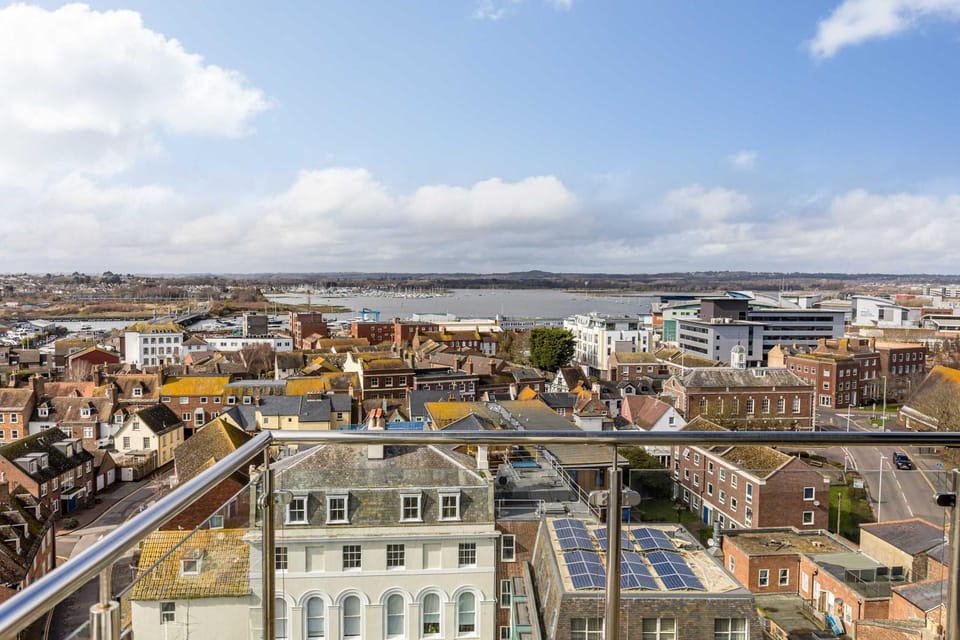 City view, Sea view, Location