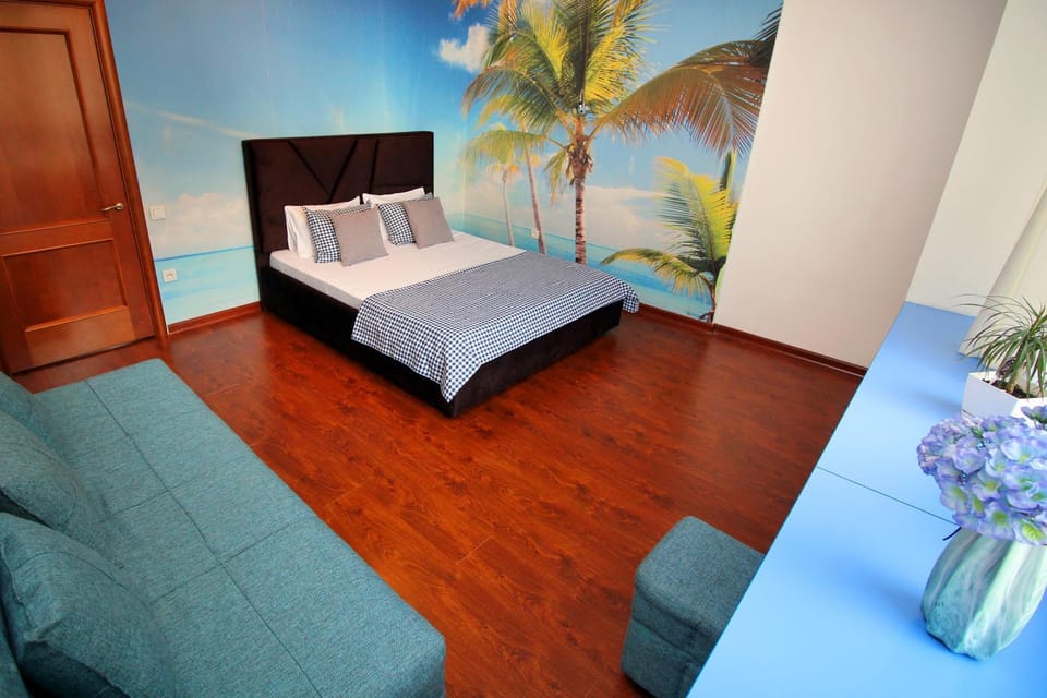Bed, TV and multimedia, Living room, Photo of the whole room, Seating area, Bedroom