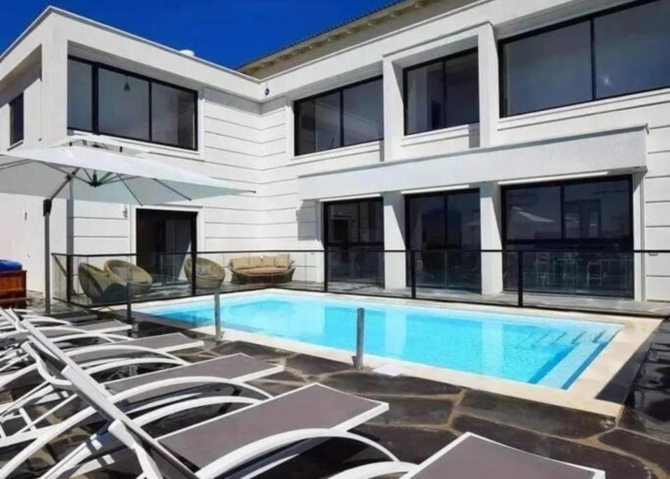 Property building, Patio, Day, Pool view, Swimming pool, sunbed