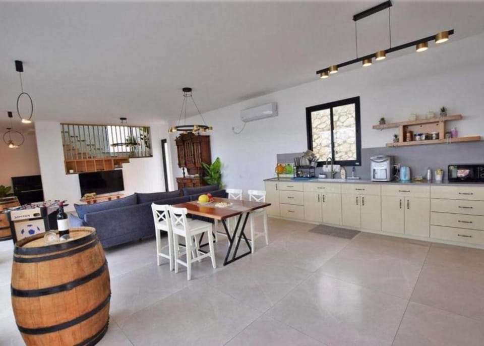 Kitchen or kitchenette, Living room, Seating area, Dining area