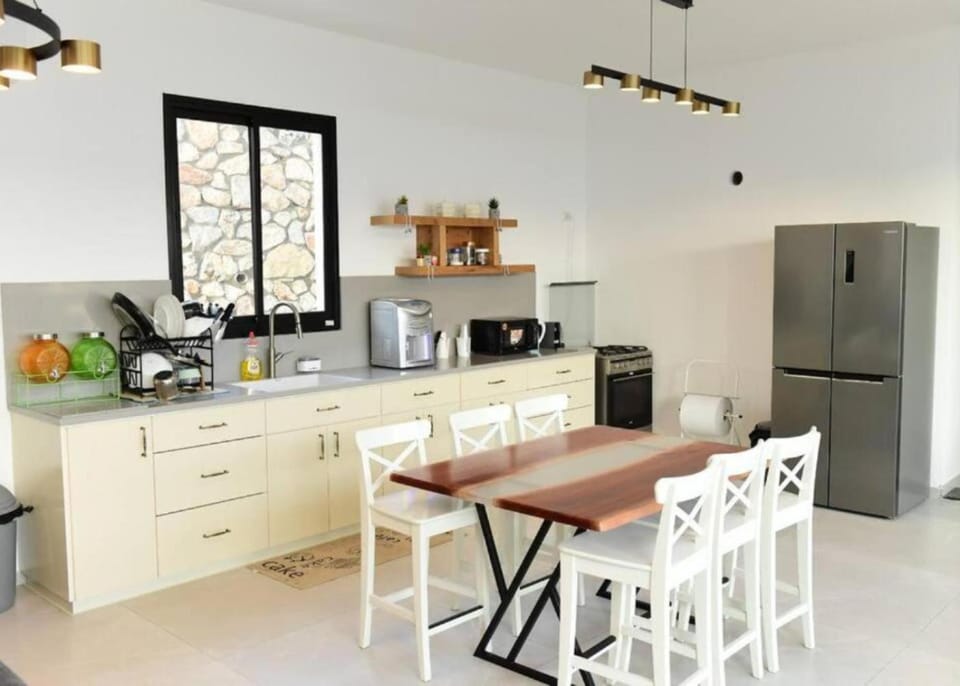 Coffee/tea facilities, Kitchen or kitchenette, Dining area, oven, stove