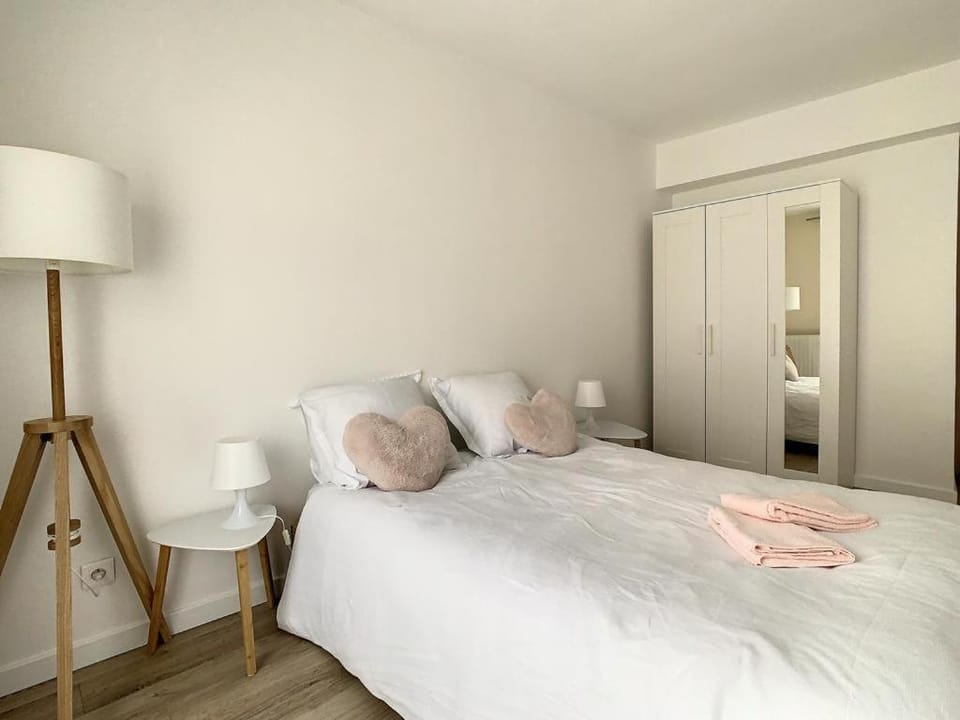 Bed, Photo of the whole room, Bedroom, towels, wardrobe