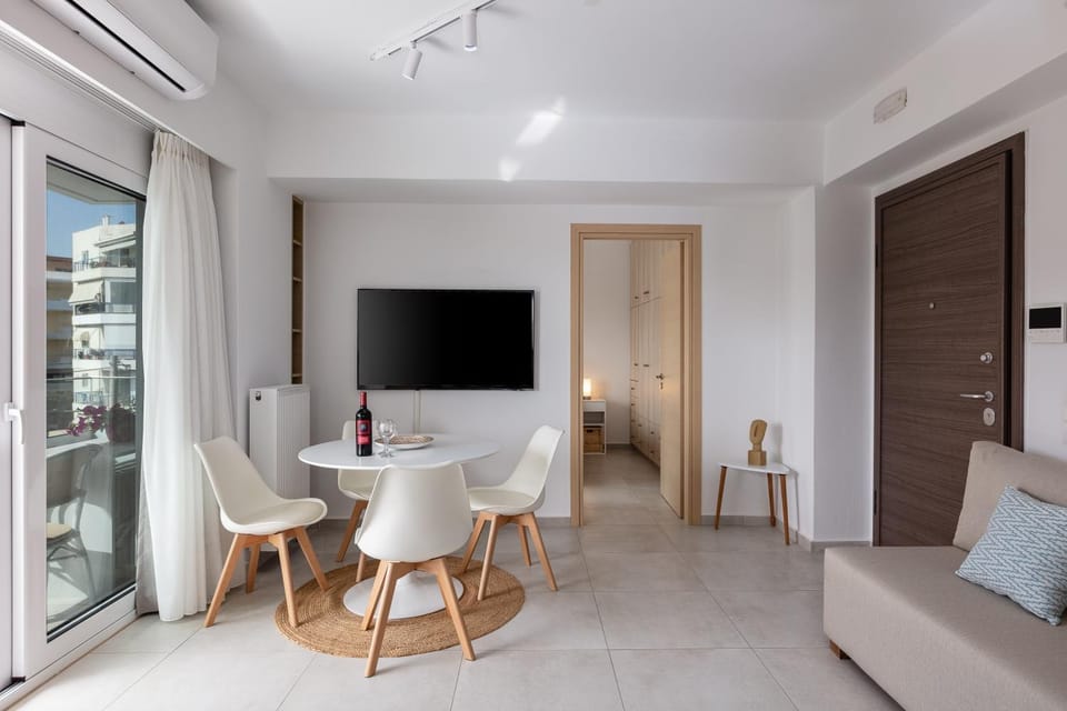 TV and multimedia, Seating area, Dining area