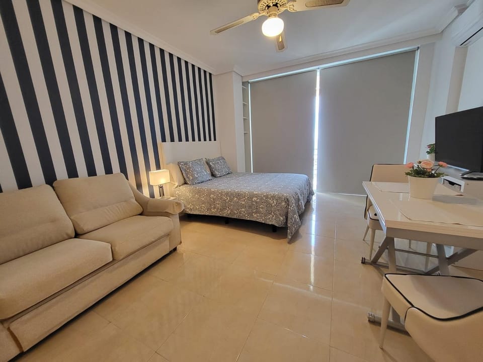Bed, TV and multimedia, Photo of the whole room, hair dresser