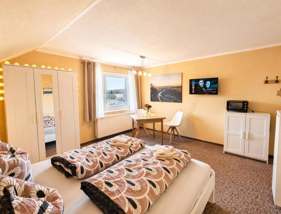 Bed, Dining area