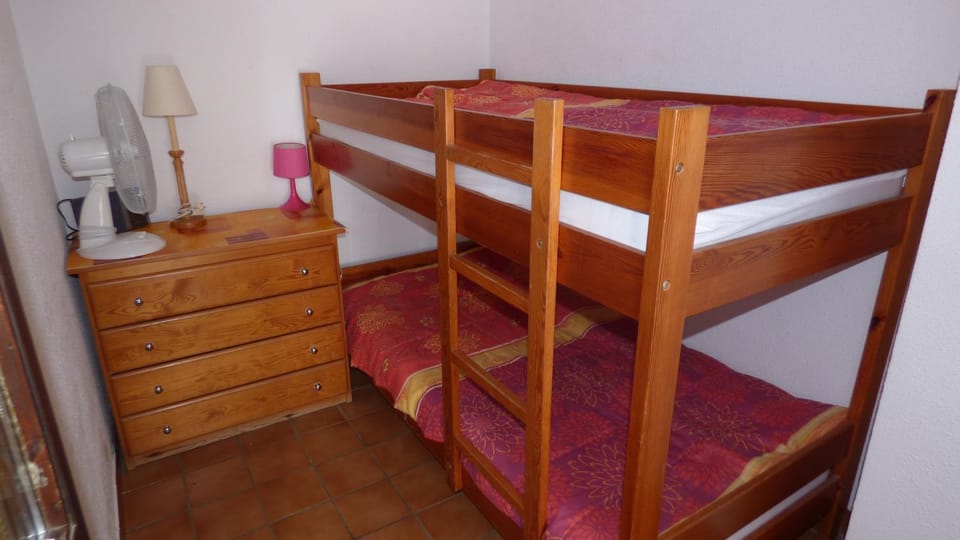 Bedroom, bunk bed