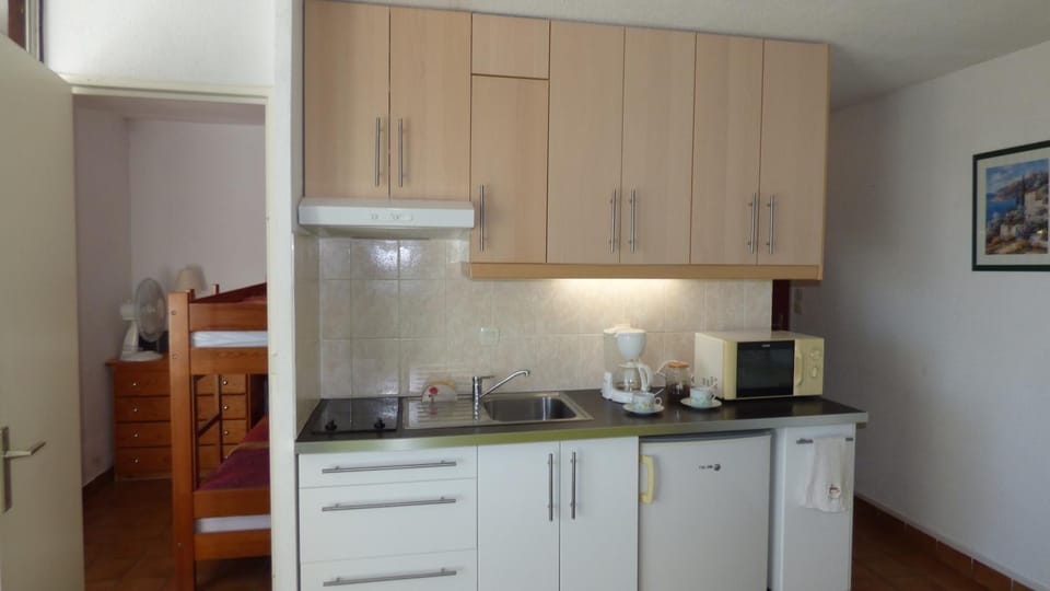 Kitchen or kitchenette, kitchen