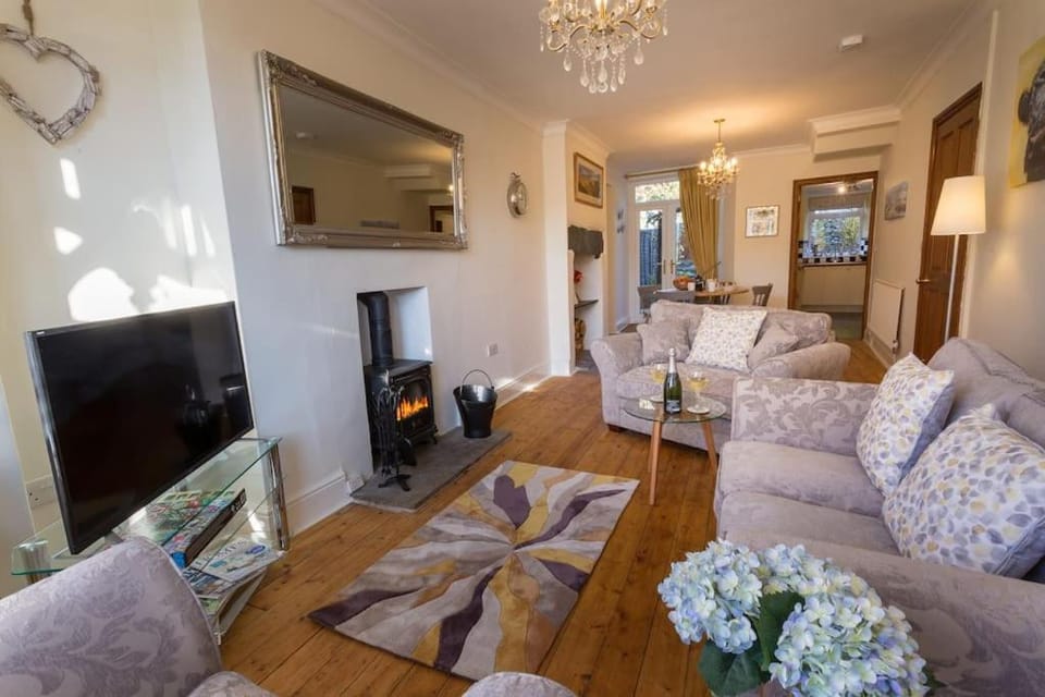 TV and multimedia, Living room, Seating area, Evening entertainment, flat iron