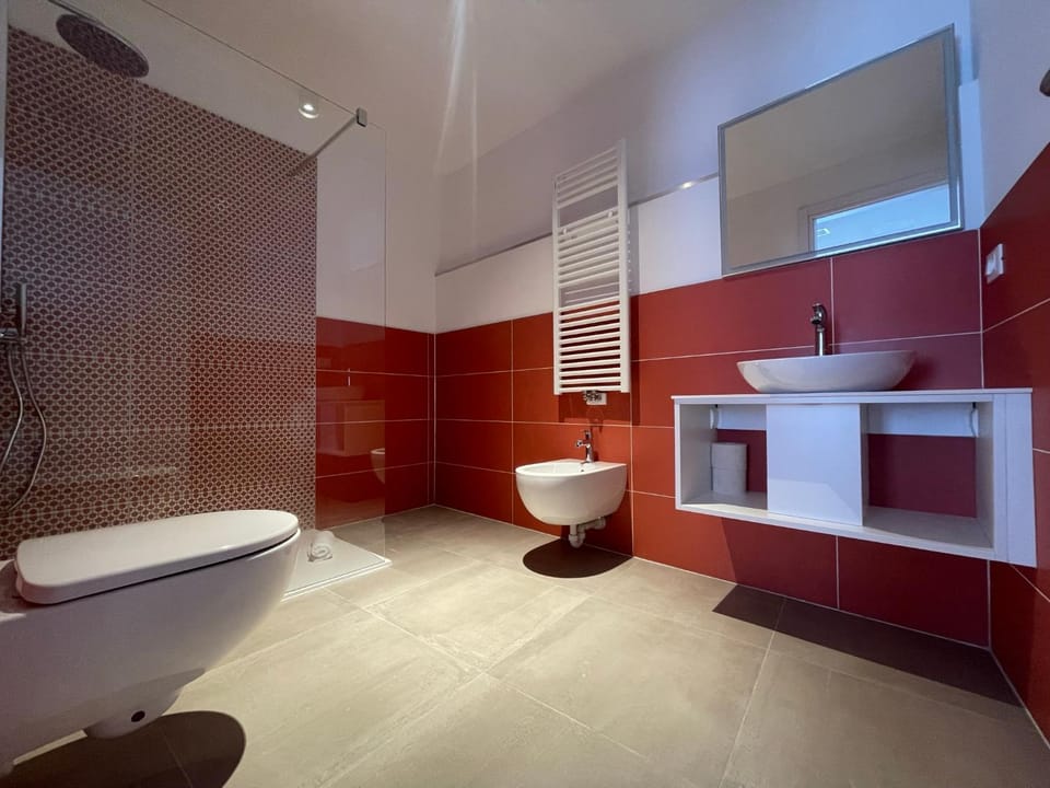 Shower, Toilet, Bathroom, bidet, towels