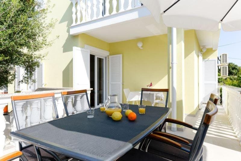 Patio, Day, Balcony/Terrace, Food and drinks