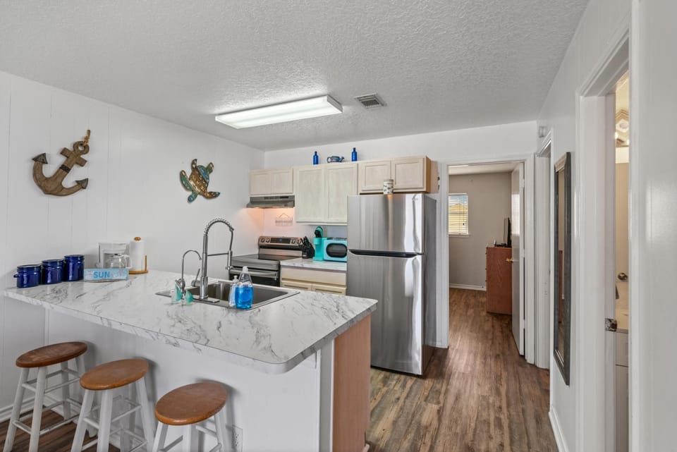 Kitchen or kitchenette, dishwasher, minibar, oven, stove