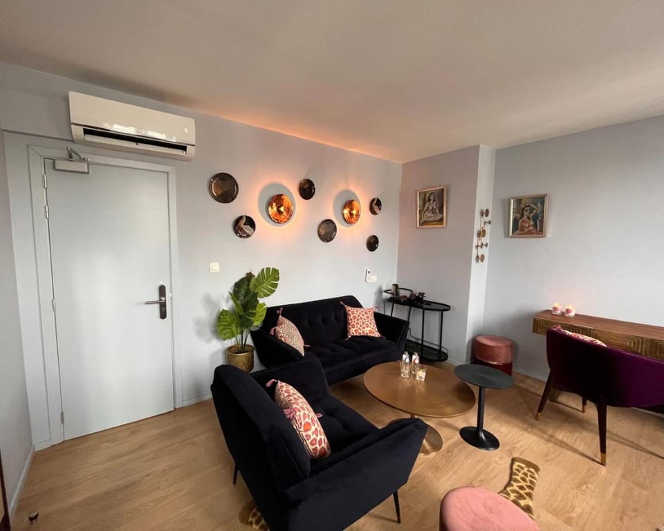 Living room, Seating area, air conditioner