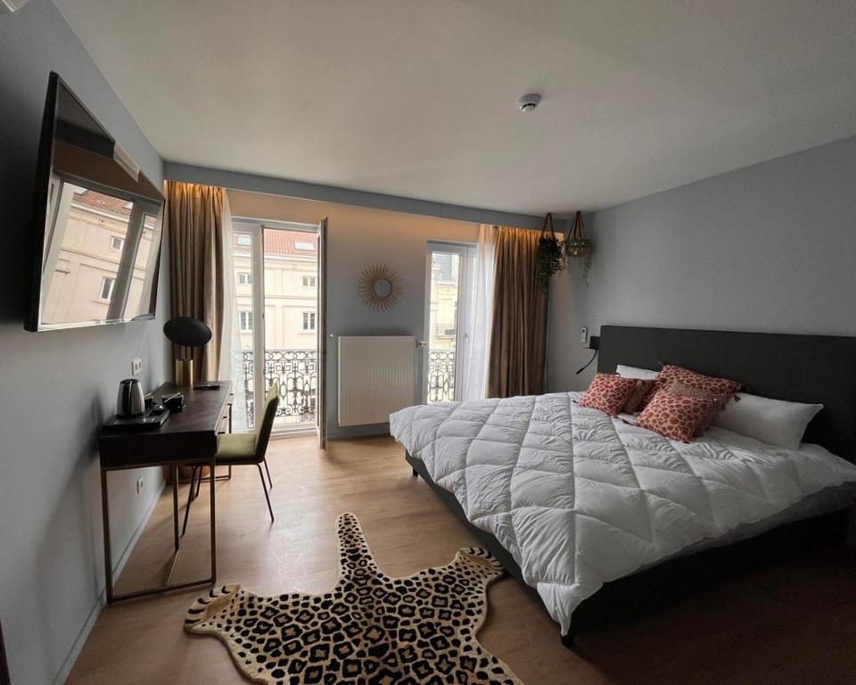 Bed, TV and multimedia, Photo of the whole room, Bedroom, hair dresser