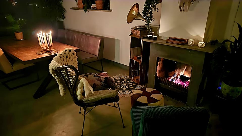 Seating area, fireplace