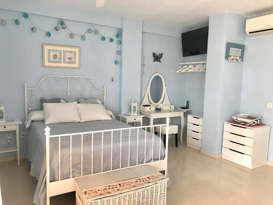 Bed, TV and multimedia, Bedroom, air conditioner
