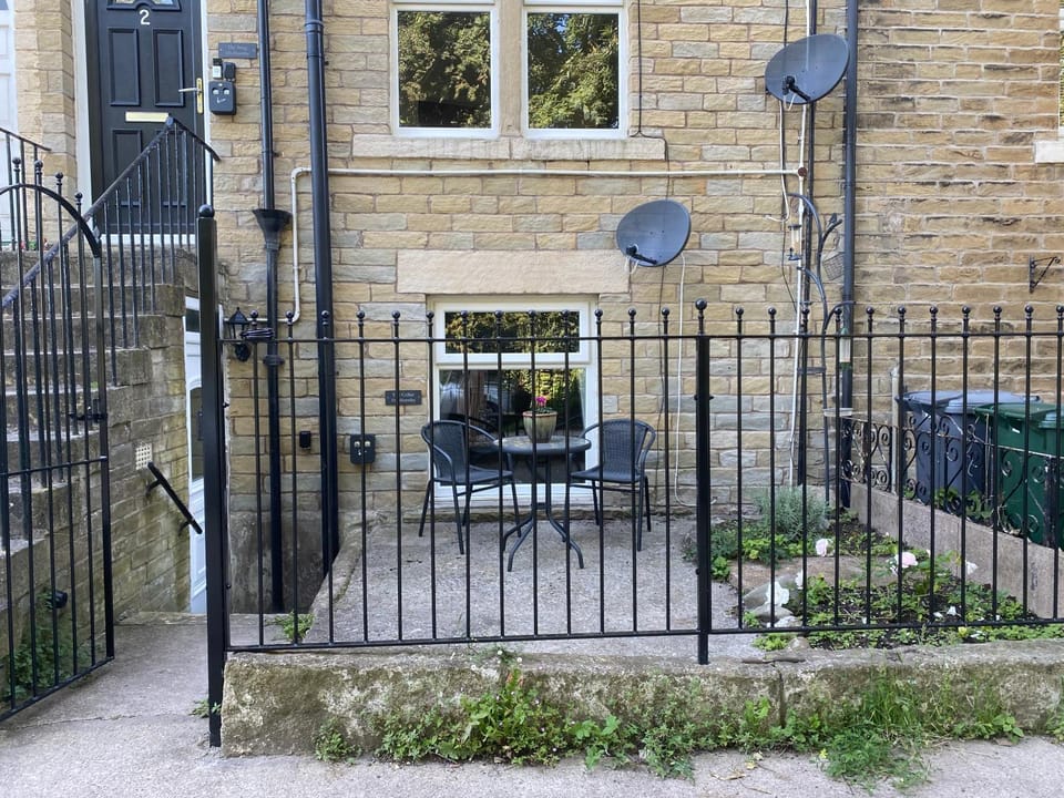 Property building, Patio, Day, Garden, Balcony/Terrace, Garden view