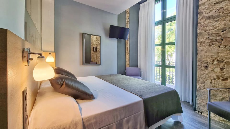 Bedroom, City view