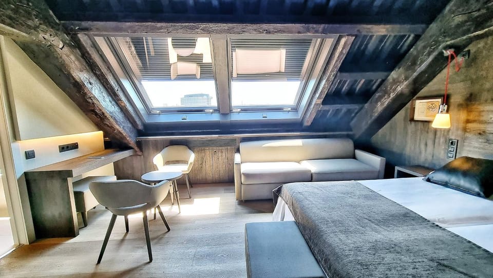Bed, Photo of the whole room, Seating area, Bedroom