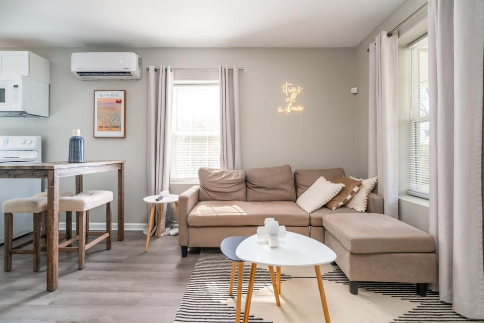 Kitchen or kitchenette, Living room, Seating area, Dining area, minibar, air conditioner