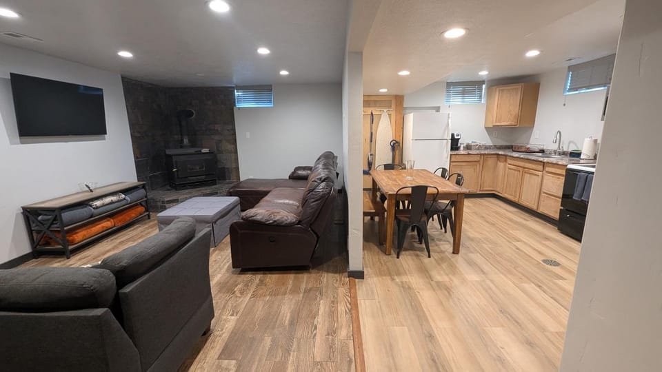 Communal lounge/ TV room, Kitchen or kitchenette, Living room, Seating area, Dining area
