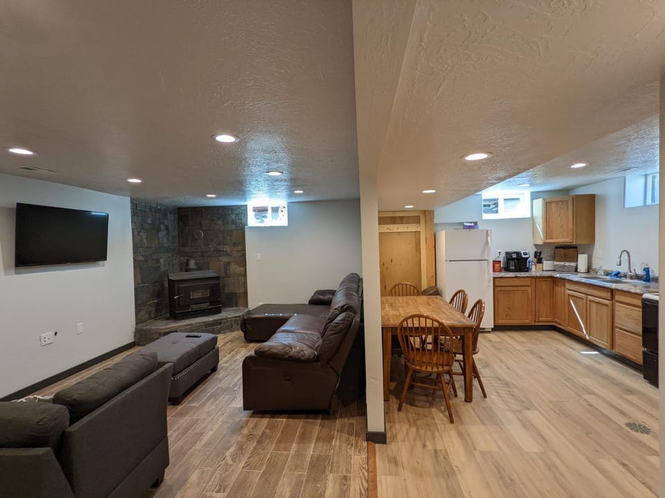 Kitchen or kitchenette, Living room, flat iron, kitchen