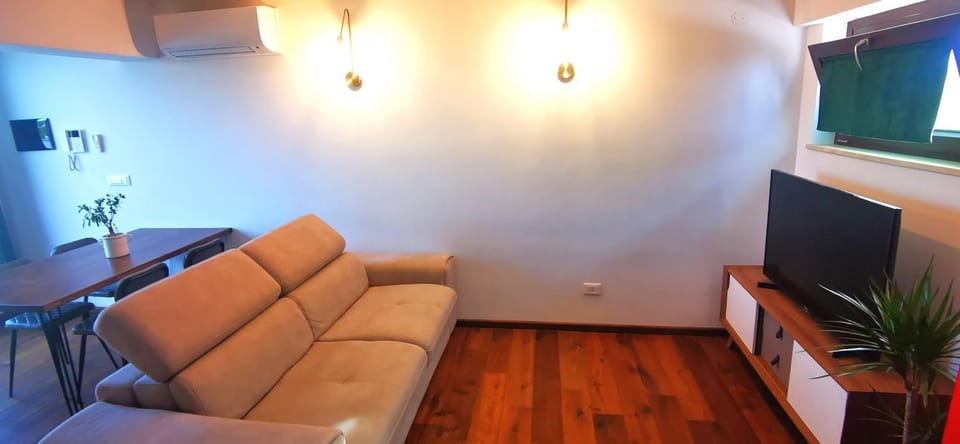 TV and multimedia, Living room, Seating area, Evening entertainment
