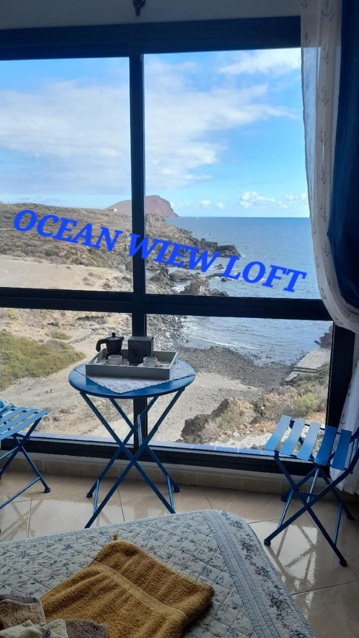 Ocean Escape Los Abrigos Front Sea Fast WiFi Near Airport Apartment in Abona