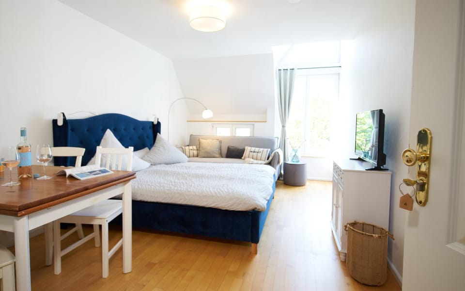 Bed, TV and multimedia, Living room, Seating area, Dining area, Bedroom