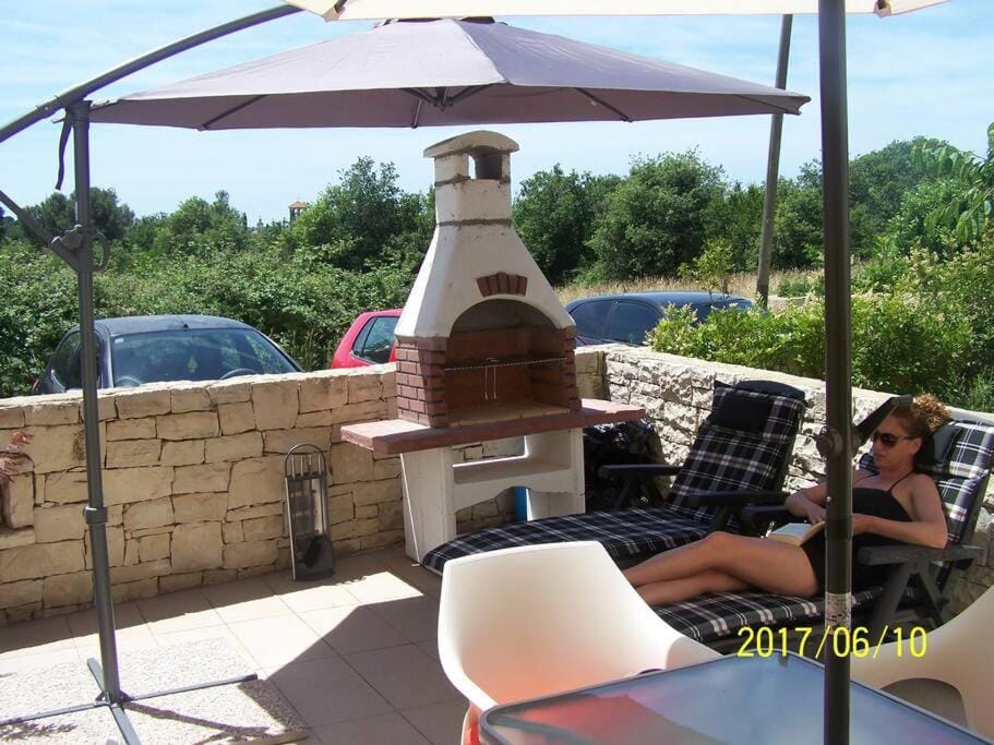 Patio, Day, Seating area, Parking