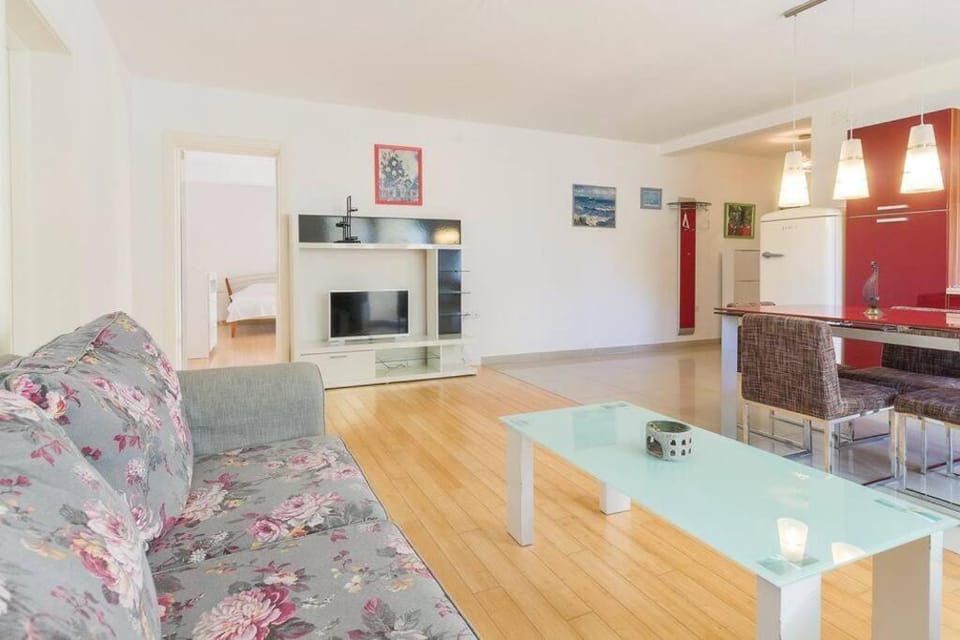 Kitchen or kitchenette, Living room, Seating area, Dining area, pet friendly, stove