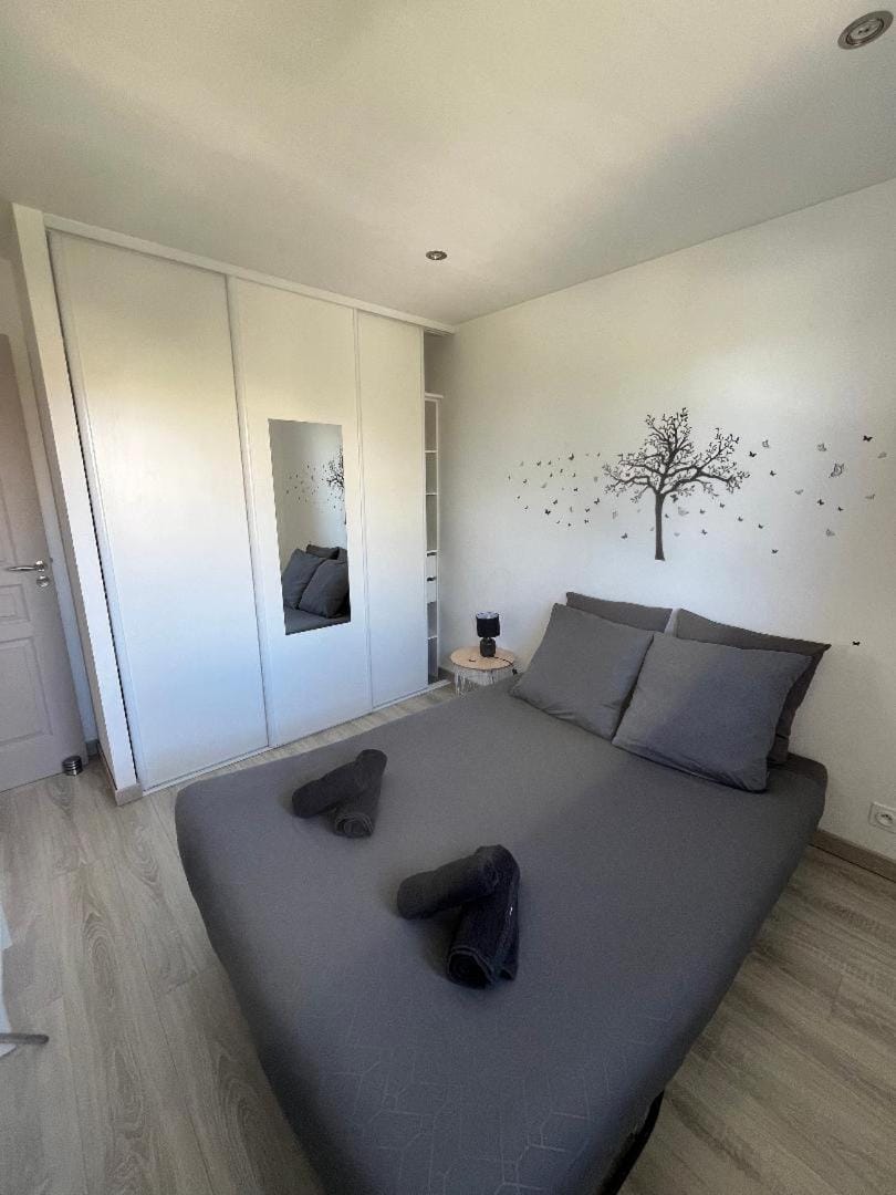 Photo of the whole room, Bedroom