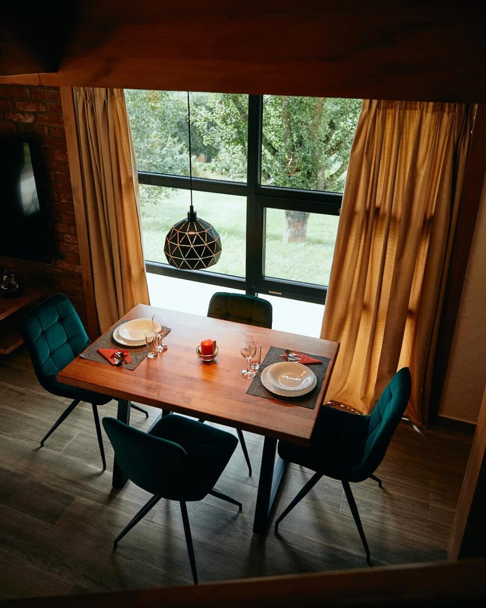 Living room, Food and drinks, Seating area, Dining area