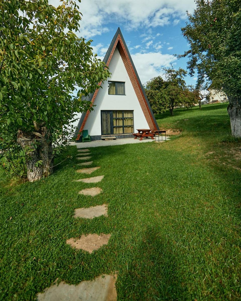 Property building, Day, Natural landscape, Garden, Garden view