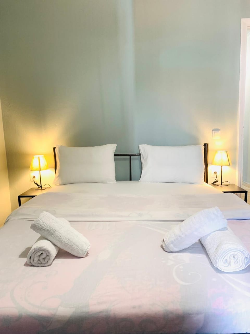 Bed, Photo of the whole room, Bedroom, towels