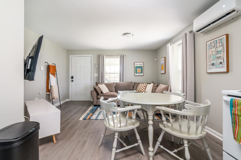 TV and multimedia, Living room, Seating area, Dining area, air conditioner