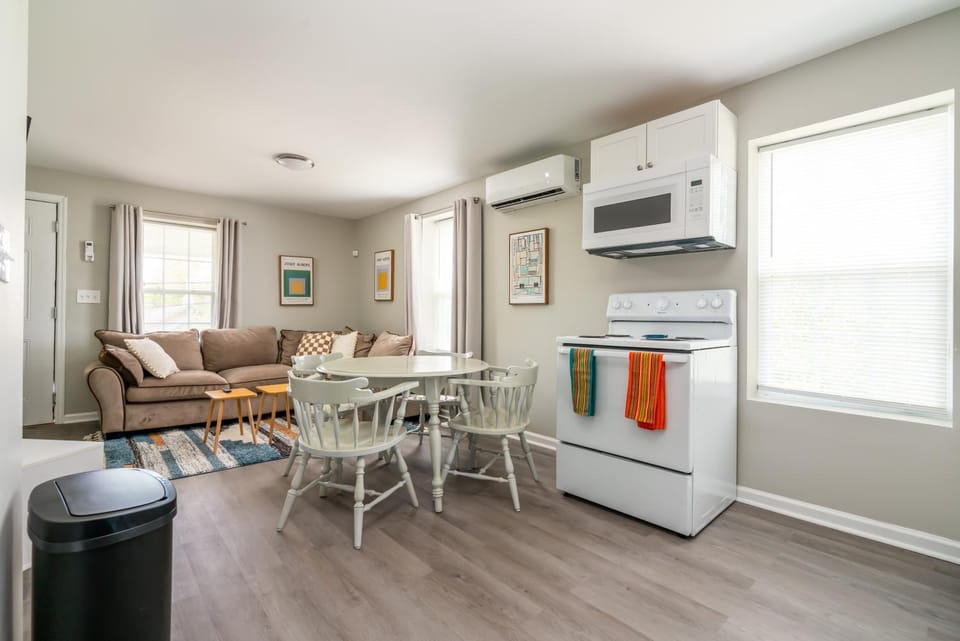 Kitchen or kitchenette, Living room, Seating area, Dining area, minibar, pet friendly, stove