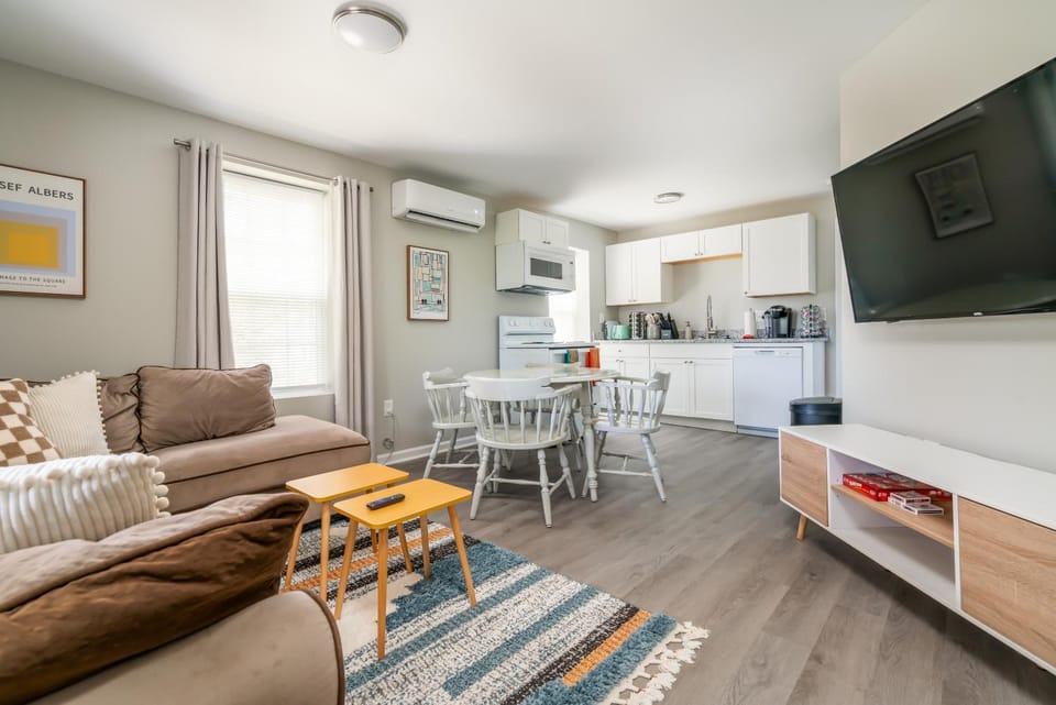 Communal lounge/ TV room, TV and multimedia, Kitchen or kitchenette, Living room, Seating area, Dining area, Evening entertainment, minibar, pet friendly