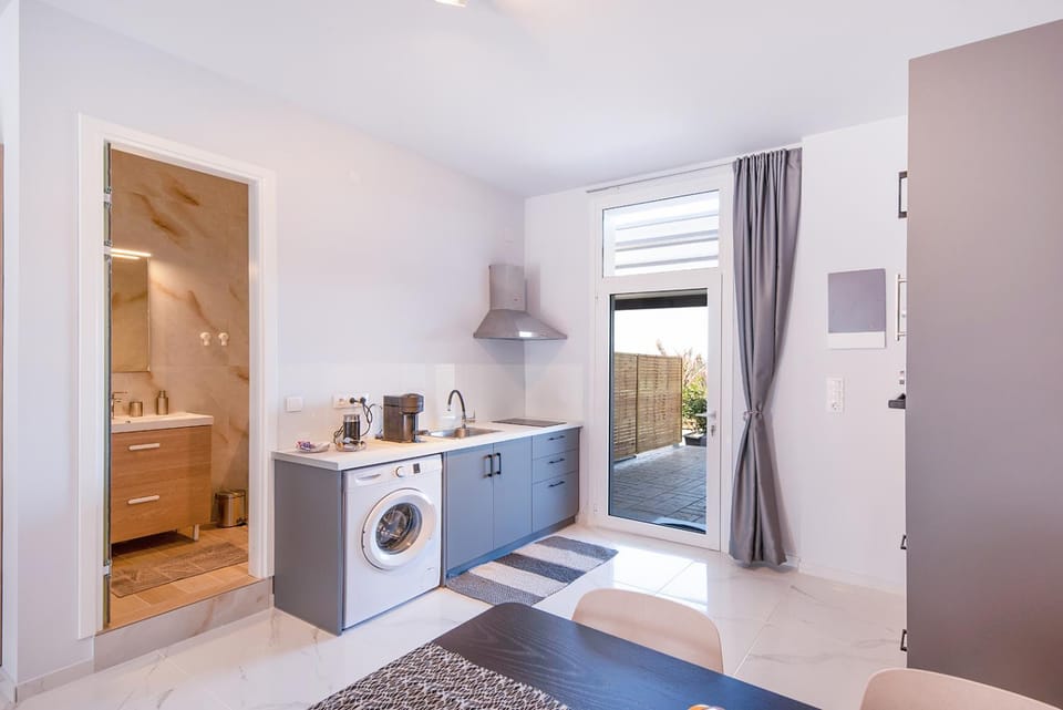 Kitchen or kitchenette, laundry