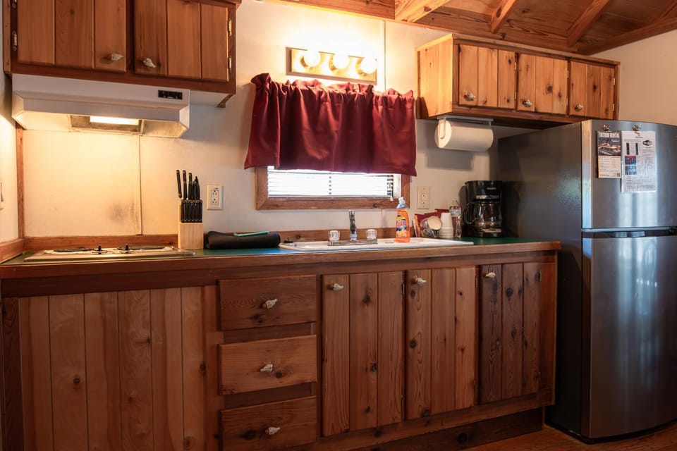 Kitchen or kitchenette, dishwasher, stove