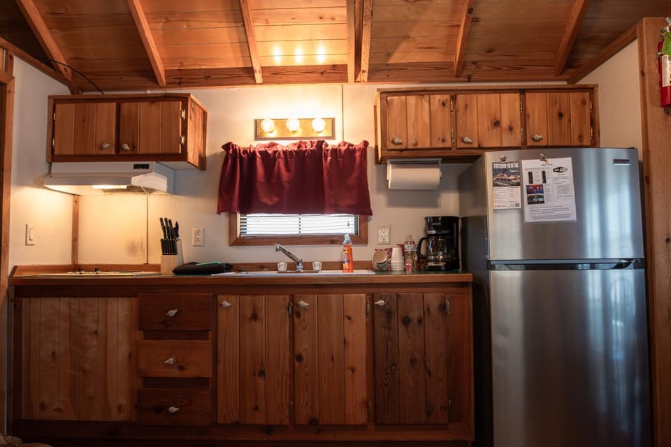 Kitchen or kitchenette, dishwasher, stove