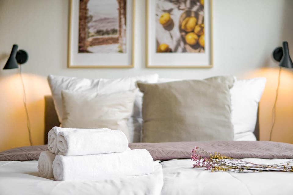 Bed, towels