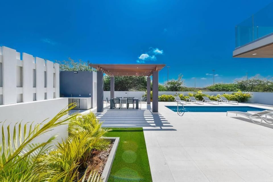 Swimming pool, sunbed