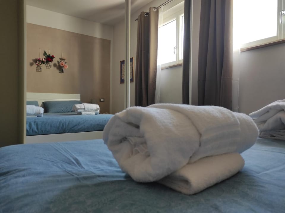 Bed, Bedroom, towels