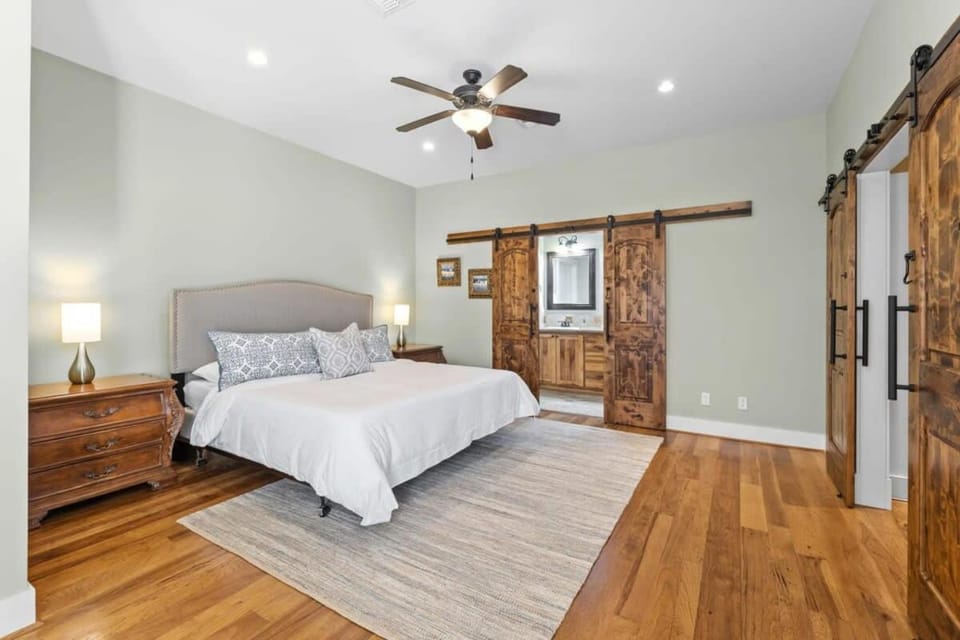 Home Near Main St - 4BR - Hot Tub - Private Yard House in Fredericksburg