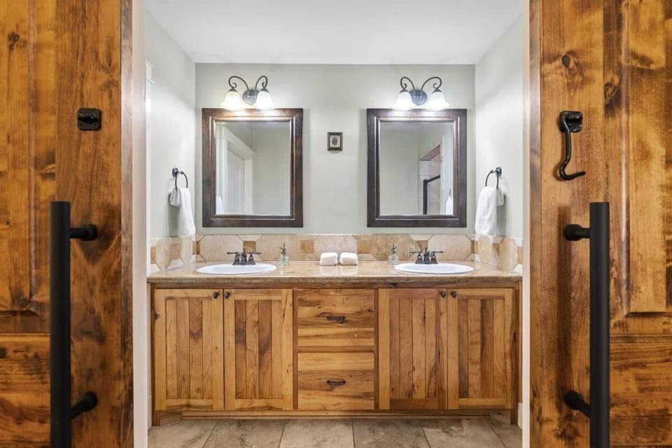 Home Near Main St - 4BR - Hot Tub - Private Yard House in Fredericksburg