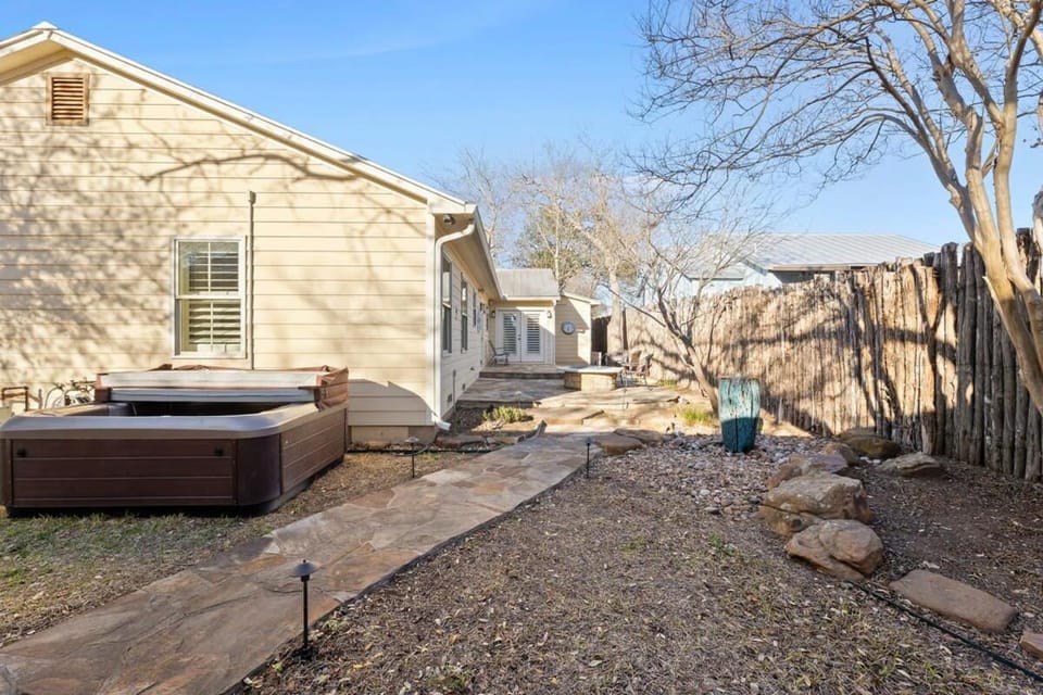 Home Near Main St - 4BR - Hot Tub - Private Yard House in Fredericksburg