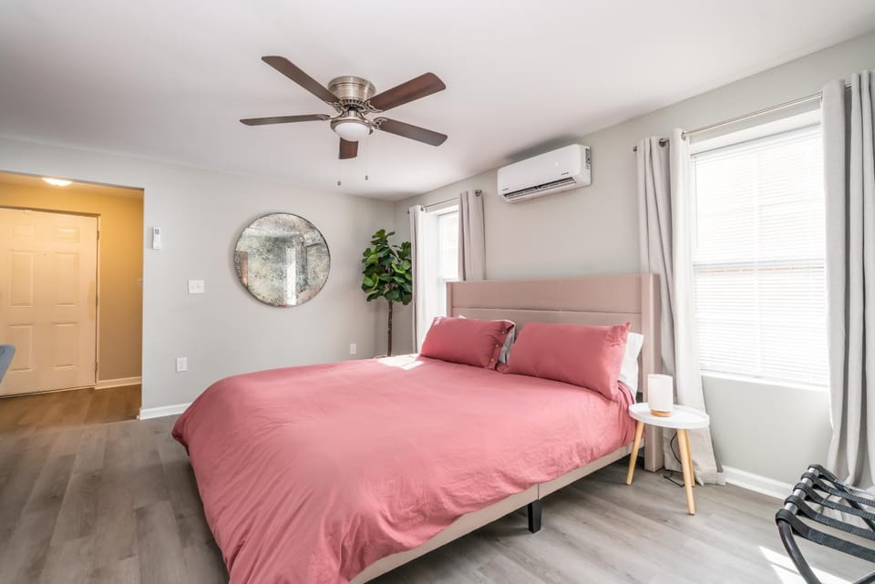 Bed, Photo of the whole room, Bedroom, fireplace, air conditioner
