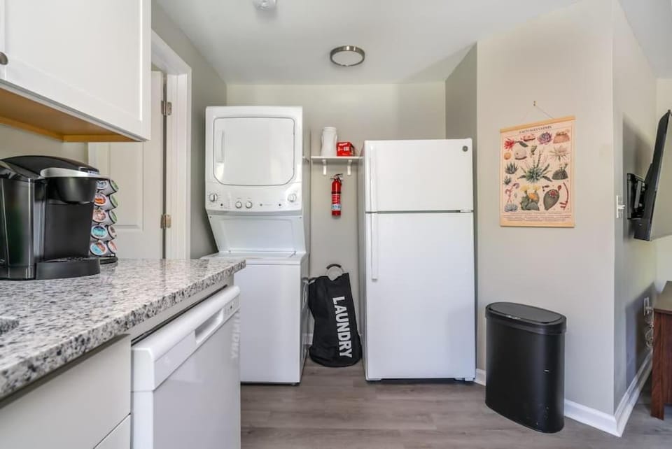 Coffee/tea facilities, laundry, washing machine, dryer